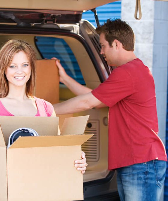 Couple of spouses taking their belongings to a storage unit - Acceptance, cheap renters insurance