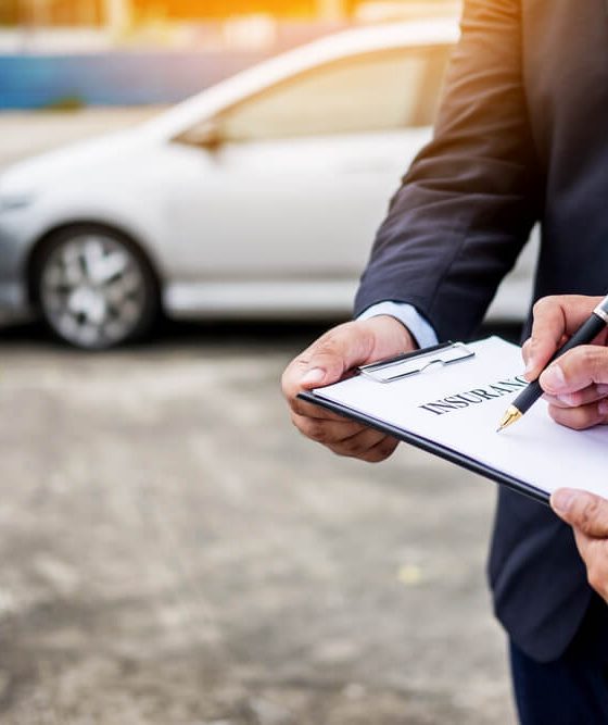 Insurance adjuster next to the driver after a car accident - Acceptance, cheap auto insurance