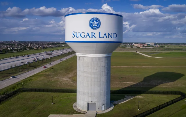 Fort Bend County, city of Sugar Land on a sunny day with lots of cars circulating, Texas – cheap car insurance in Texas.